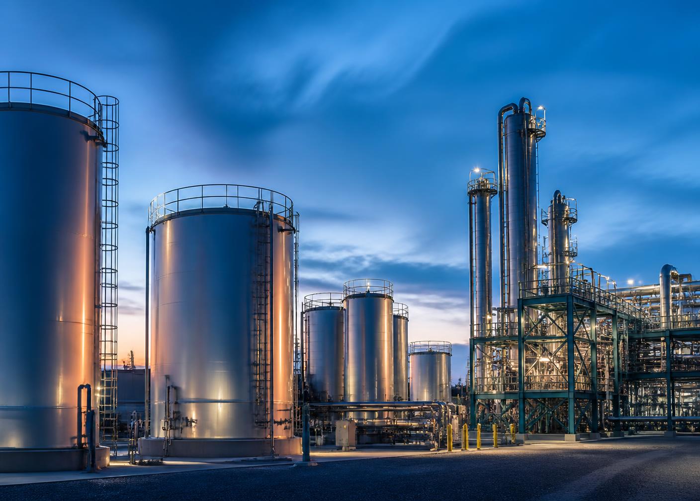 Instalación de biorrefinería industrial al anochecer